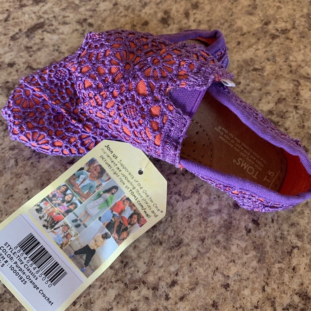 Tons tiny classic baby shoe